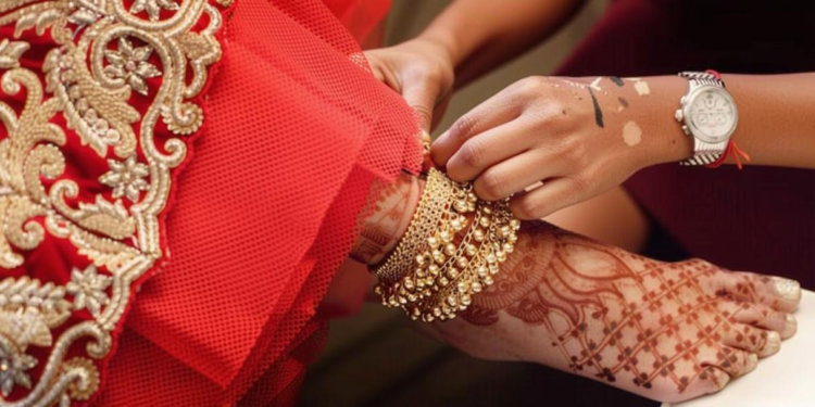 सोने की ज्वेलरी: जानिए क्या पैरों में सोना पहनना है अशुभ, ज्योतिषाचार्य की सलाह और सावधानियां