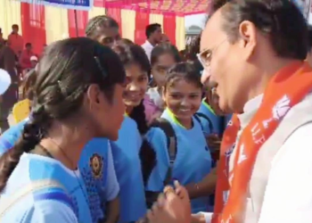 खेल महोत्सव में देरी से पहुंचे सांसद पर छात्राओं का गुस्सा: क्या हमारे पास इतना फालतू समय है?