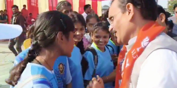 खेल महोत्सव में देरी से पहुंचे सांसद पर छात्राओं का गुस्सा: क्या हमारे पास इतना फालतू समय है?