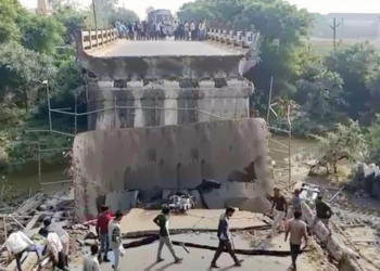 मध्य प्रदेश में टूटा पुल: बाइक से गिरकर पूर्व CRPF जवान की मौत, PWD अधिकारी सस्पेंड