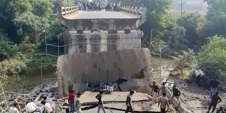 मध्य प्रदेश में टूटा पुल: बाइक से गिरकर पूर्व CRPF जवान की मौत, PWD अधिकारी सस्पेंड