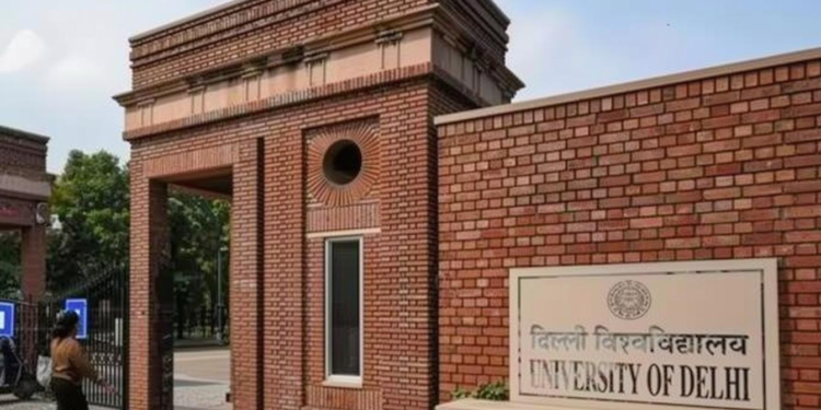 दिल्ली यूनिवर्सिटी के 2 कॉलेजों में बम धमकी, पुलिस ने तुरंत शुरू किया सर्च ऑपरेशन