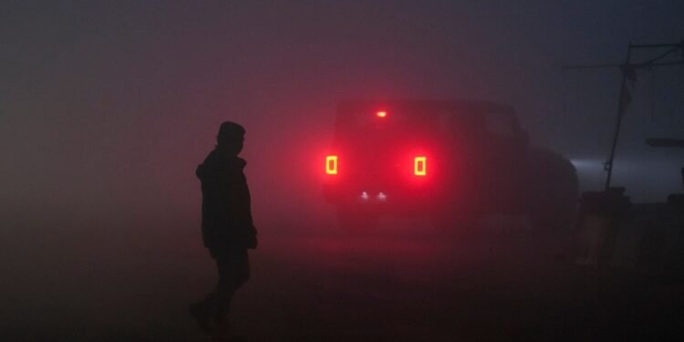 दिल्ली-NCR में प्रदूषण के बीच कोहरे का कहर… 148 फ्लाइट्स रद्द, ट्रेनें भी हो रहीं लेट