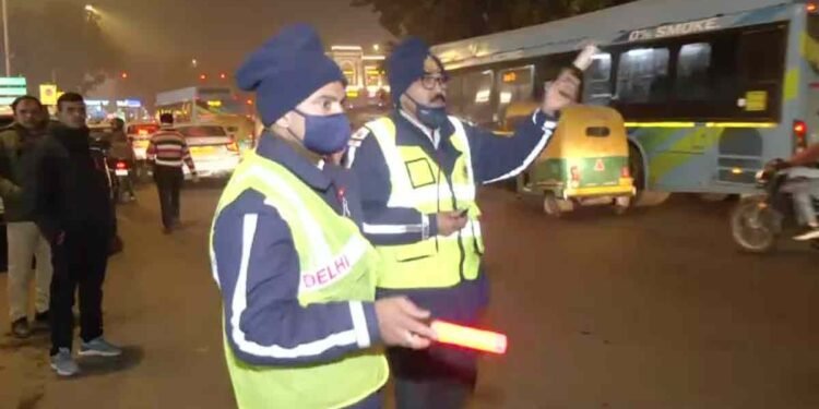 नए साल की रात दिल्ली और फरीदाबाद में सख्त रही ट्रैफिक पुलिस, 2024 के मुकाबले 2025 में कई गुना ज्यादा चालान