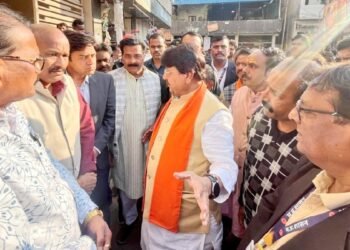 इंदौर में मंत्री कैलाश विजयवर्गीय ने किया गलियों का दौरा; 13 मौतों के दावे को नकारा, बोले- मेरे पास 9 की जानकारी