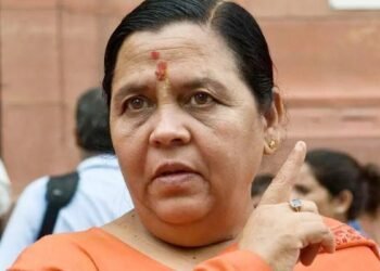 अपनों पर ही बरसीं उमा भारती, बोलीं- जनता गंदा पानी पीती रही, आप पद पर बैठकर बिसलेरी क्यों पीते रहे?