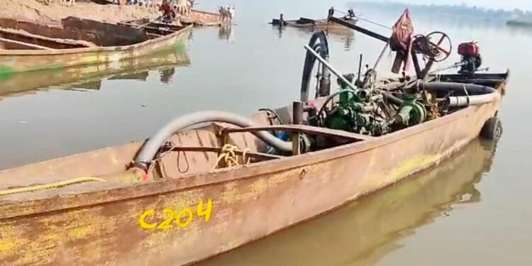 सीहोर में रेत माफिया पर एक्शन… नर्मदा नदी से 2 नाव जब्त, ‘आजतक’ ने खोली थी पोल