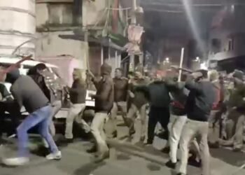 ठंडे भजिए पर उबल पड़ा जबलपुर, सड़क पर उतरा जैन समाज… पुलिस का लाठीचार्ज