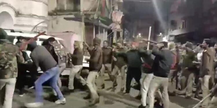 ठंडे भजिए पर उबल पड़ा जबलपुर, सड़क पर उतरा जैन समाज… पुलिस का लाठीचार्ज
