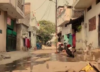 दिन में सिर्फ 30 मिनट तक सप्लाई, उसमें भी तैरते कीड़े… इंदौर के भागीरथपुरा से ग्राउंड रिपोर्ट