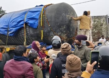 210 मीट्रिक टन वजन, 33 फुट लंबाई, क्यों खास है बिहार पहुंचा दुनिया का सबसे बड़ा शिवलिंग
