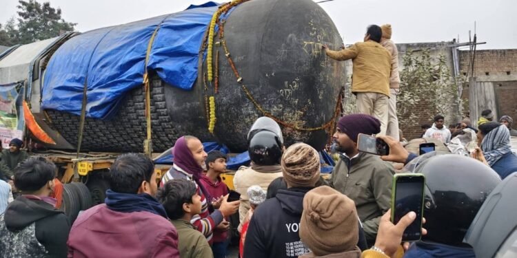 210 मीट्रिक टन वजन, 33 फुट लंबाई, क्यों खास है बिहार पहुंचा दुनिया का सबसे बड़ा शिवलिंग