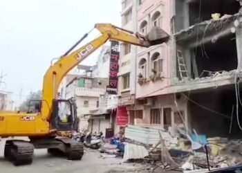 उज्जैन: महाकाल मंदिर के पास चला बुलडोजर, 3 मंजिला अवैध होटल जमींदोज