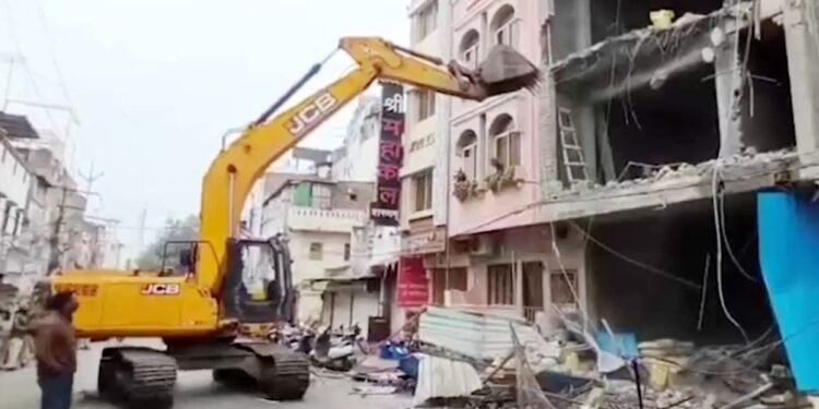 उज्जैन: महाकाल मंदिर के पास चला बुलडोजर, 3 मंजिला अवैध होटल जमींदोज
