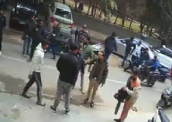 दिल्ली: लक्ष्मी नगर में दबंगों की दबंगई, बाप-बेटे को बीच सड़क कपड़े उतारकर पीटा