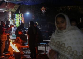 दिल्ली-NCR सहित पूरे उत्तर भारत में शीत लहर का अलर्ट, कोहरे के बीच आई Indigo की एडवाइजरी