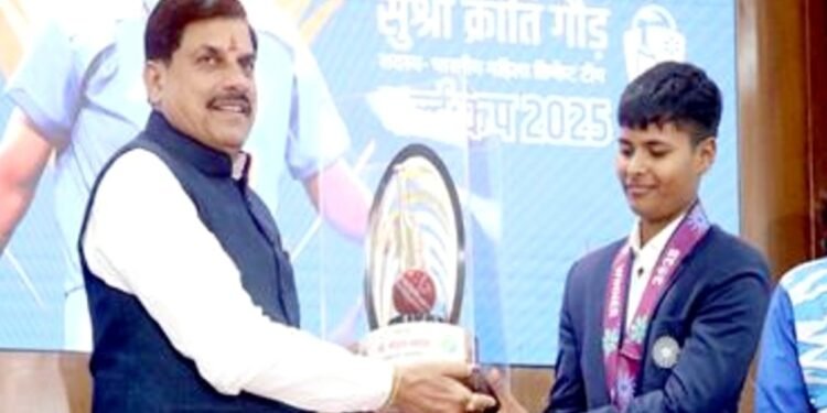 क्रिकेटर क्रांति गौड़ के पिता की 13 साल बाद बहाल हुई नौकरी, CM ने निभाया वादा