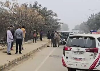 लहूलुहान हालत में सड़क किनारे युवक का शव मिलने से हड़कंप, निकला था वॉक पर