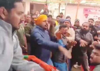 Bihar: मधुबनी की समीक्षा बैठक में कांग्रेस नेताओं और कार्यकर्ताओं में जमकर चले लात-घूंसे, Video