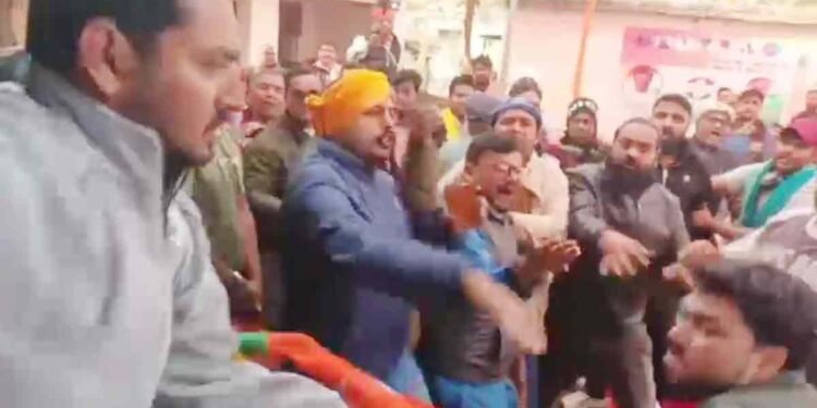 Bihar: मधुबनी की समीक्षा बैठक में कांग्रेस नेताओं और कार्यकर्ताओं में जमकर चले लात-घूंसे, Video