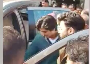 ज्योतिरादित्य सिंधिया के बेटे महानार्यमन दर्द की वजह से दिखे असहज, सनरूफ हादसे के बाद की तस्वीर