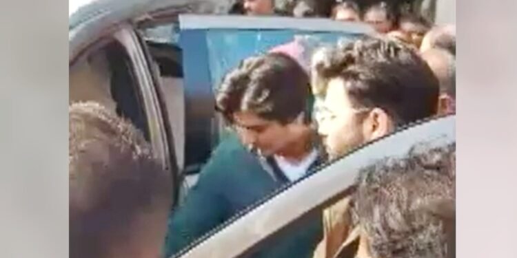 ज्योतिरादित्य सिंधिया के बेटे महानार्यमन दर्द की वजह से दिखे असहज, सनरूफ हादसे के बाद की तस्वीर