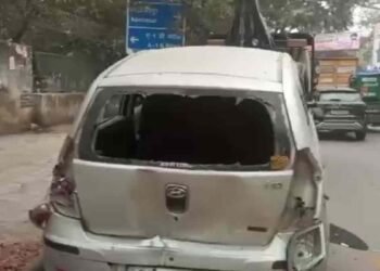 Delhi: जनकपुरी में गो-तस्करी के शक में युवकों को घेर कर पीटा, कार में की तोड़फोड़, Video