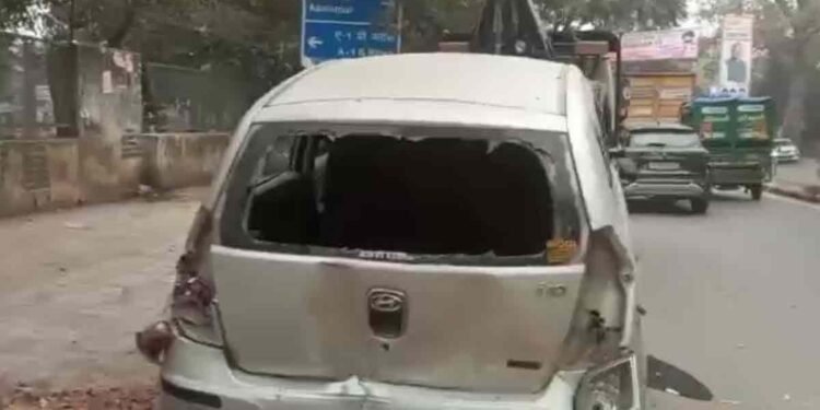 Delhi: जनकपुरी में गो-तस्करी के शक में युवकों को घेर कर पीटा, कार में की तोड़फोड़, Video