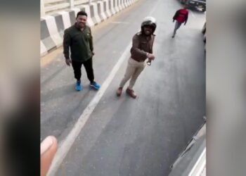 ‘हट जाओ नहीं तो कुचल दूंगा, तीन महीने में हो जाती है बेल..’ ट्रक वाले का Video वायरल