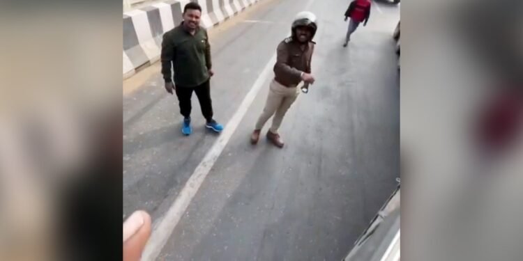 ‘हट जाओ नहीं तो कुचल दूंगा, तीन महीने में हो जाती है बेल..’ ट्रक वाले का Video वायरल