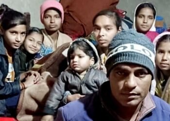 11 बच्चों के बेरोजगार पिता की कहानी… 1 बेटी को दे दिया गोद, बाकी सभी की उठा रहे जिम्मेदारी   