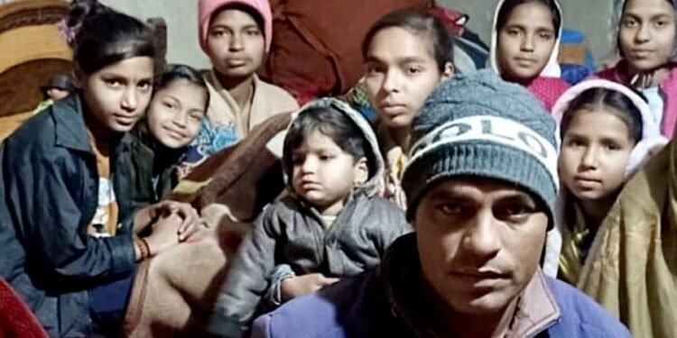 11 बच्चों के बेरोजगार पिता की कहानी… 1 बेटी को दे दिया गोद, बाकी सभी की उठा रहे जिम्मेदारी   