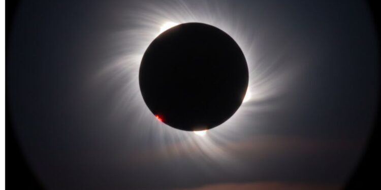 Surya Grahan 2026: कब लगेगा साल का पहला सूर्य ग्रहण? जानिए तारीख, समय और धार्मिक मान्यताएं