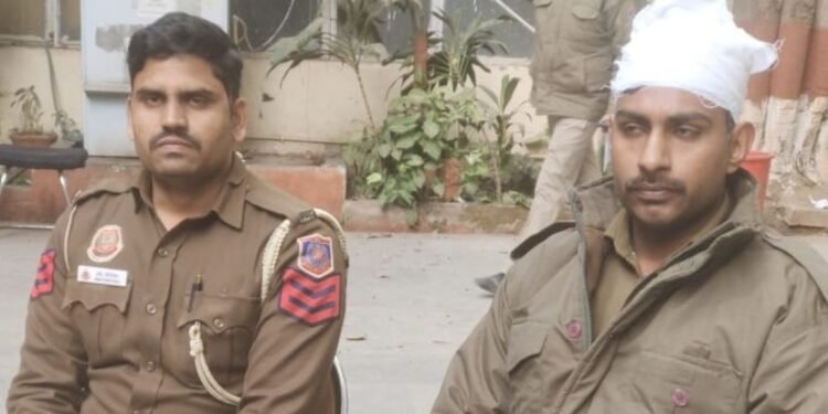 ‘2000 लोगों की भीड़, हुई पत्थरबाजी…’, तुर्कमान गेट पर बुलडोजर एक्शन में कॉन्सटेबल की शिकायत पर FIR दर्ज