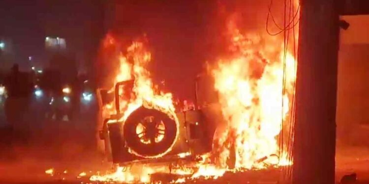 Bihar: पटना में थार का कहर, आधा दर्जन लोगों को कुचला, भीड़ ने गाड़ी में लगाई आग