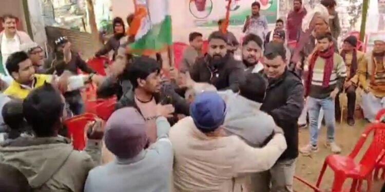 बिहार: प्रदेश अध्यक्ष राजेश राम के सामने दफ्तर में भिड़े कांग्रेस कार्यकर्ता, एक दूसरे को लात-घूंसों से पीटा- VIDEO