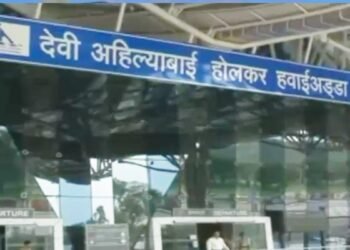 हवाई सफर में आई मौत… जयपुर से बेंगलुरु जा रही फ्लाइट में बच्चे की तबीयत बिगड़ी, इंदौर में इमरजेंसी लैंडिंग के बाद भी नहीं बची जान