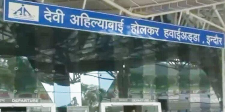 हवाई सफर में आई मौत… जयपुर से बेंगलुरु जा रही फ्लाइट में बच्चे की तबीयत बिगड़ी, इंदौर में इमरजेंसी लैंडिंग के बाद भी नहीं बची जान