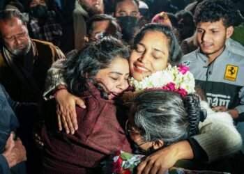 दिल्ली दंगा केस: गुलफिशा फातिमा सहित 4 आरोपी जेल से छूटे, भावुक लम्हे का वीडियो वायरल