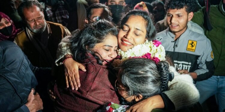 दिल्ली दंगा केस: गुलफिशा फातिमा सहित 4 आरोपी जेल से छूटे, भावुक लम्हे का वीडियो वायरल