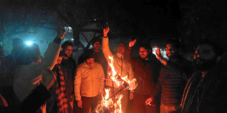 JNU में देशविरोधी नारेबाजी के खिलाफ ABVP का प्रदर्शन, एंटी नेशनल एलिमेंट्स का किया पुतला दहन
