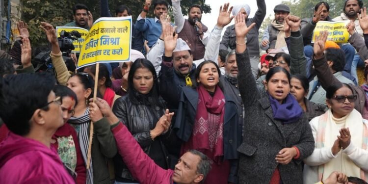 दिल्ली: कपिल मिश्रा के खिलाफ ‘AAP’ का हल्ला बोल, गुरु साहिब के अपमान का लगाया आरोप