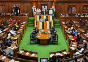 दिल्ली विधानसभा में जबरदस्त हंगामा, मार्शल आउट किए गए AAP विधायक संजीव झा