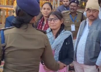 ‘मैं गरीब हूं, डॉक्टर बनना चाहती हूं…’ मुख्यमंत्री तक नहीं पहुंची फरियाद तो फूट-फूटकर रो पड़ी छात्रा