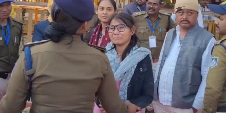 ‘मैं गरीब हूं, डॉक्टर बनना चाहती हूं…’ मुख्यमंत्री तक नहीं पहुंची फरियाद तो फूट-फूटकर रो पड़ी छात्रा