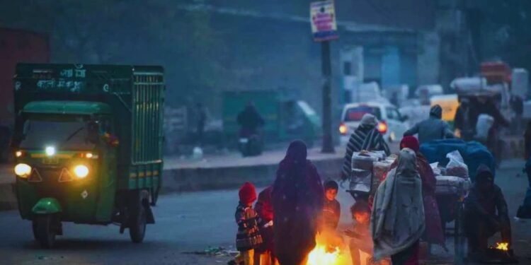 ठंड से अभी और ठिठुरेगी दिल्ली, 4 डिग्री पर पहुंचा पारा, कोल्ड वेव अलर्ट जारी