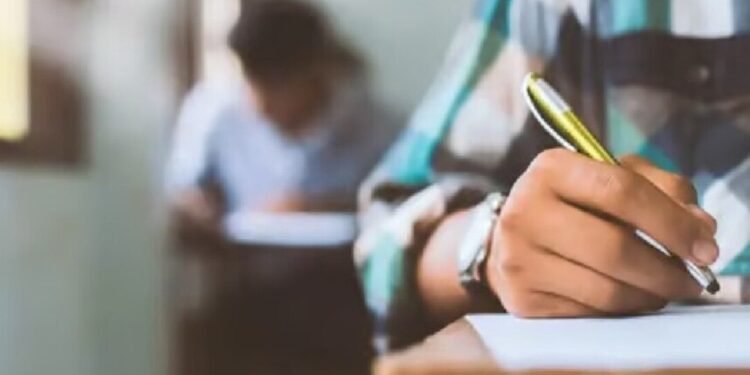 सावधान! ओपन स्कूल में पास कराने के नाम पर मांगे जा रहे पैसे; MP बोर्ड ने जारी किया हेल्पलाइन नंबर