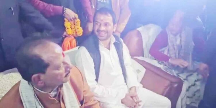 बिहार: दही-चूड़ा की थाली पर सियासी मिलन, विजय सिन्हा के न्योते पर पहुंचे तेज प्रताप यादव