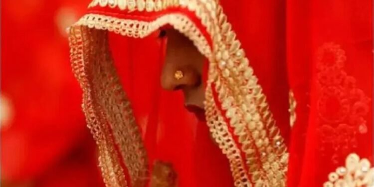 इंस्टा पर चैटिंग और फुफेरे भाई से प्यार…, महिला ने पति और 3 बच्चों को छोड़ कजिन से रचाई शादी