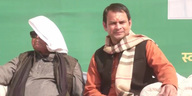 दही-चूड़ा भोज में लालू पहुंचे, लेकिन तेजस्वी गैरहाजिर? छोटे भाई पर अब तेज प्रताप ने कसा तंज